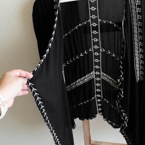 NEW DIRECTION BLACK & WHITE OPEN FRONT EMBROIDERED VISCOSE CARDIGAN - Picture 3 of 6
